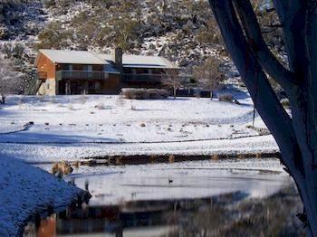 Mowamba River Lodge Jindabyne Exterior photo